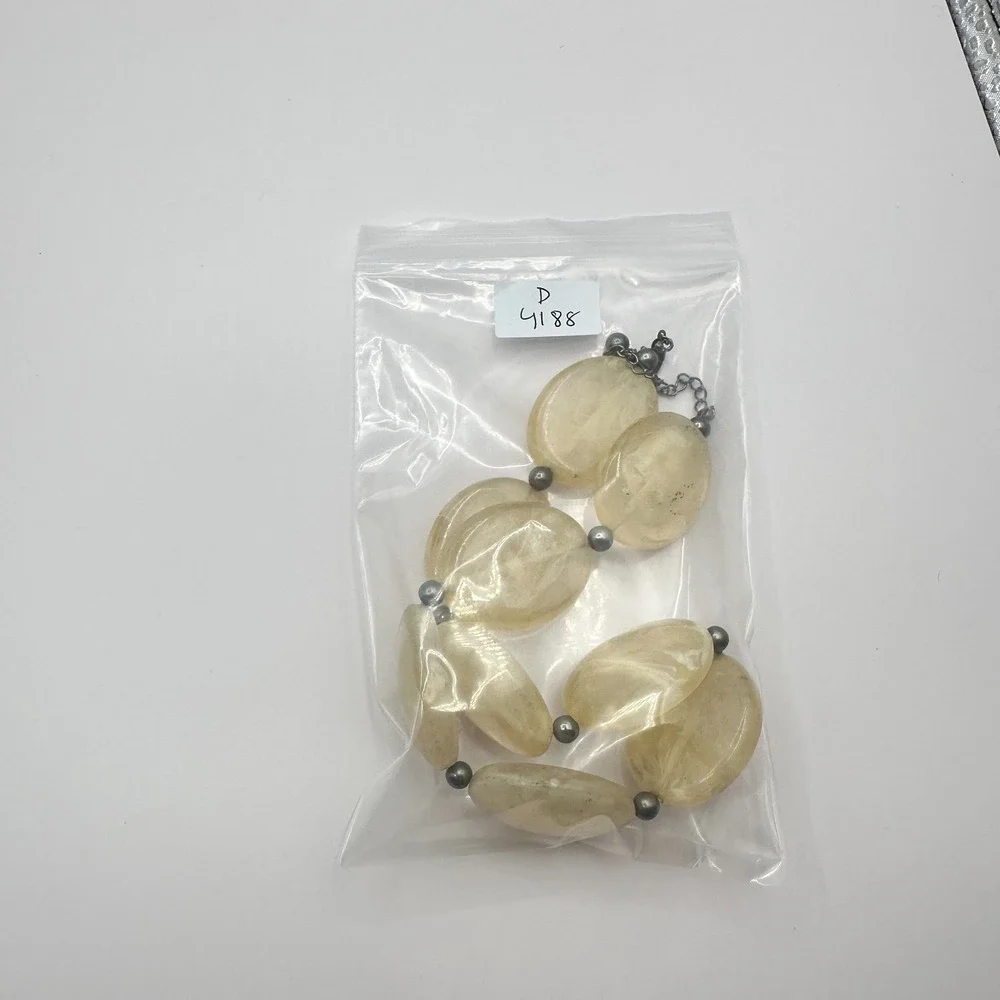 Vintage 90s Silver Tone Pale Yellow Pebble Resin Retro Necklace Women's Jewelry